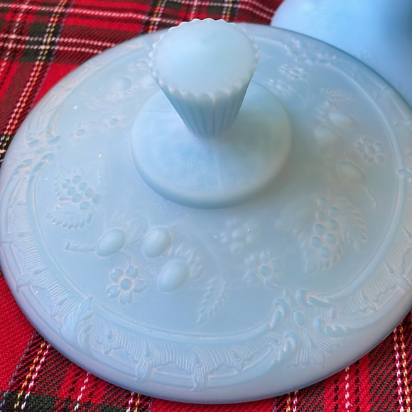 VTG Fenton blue satin glass Wild Strawberry footed with lid bowl - Picture 3 of 12